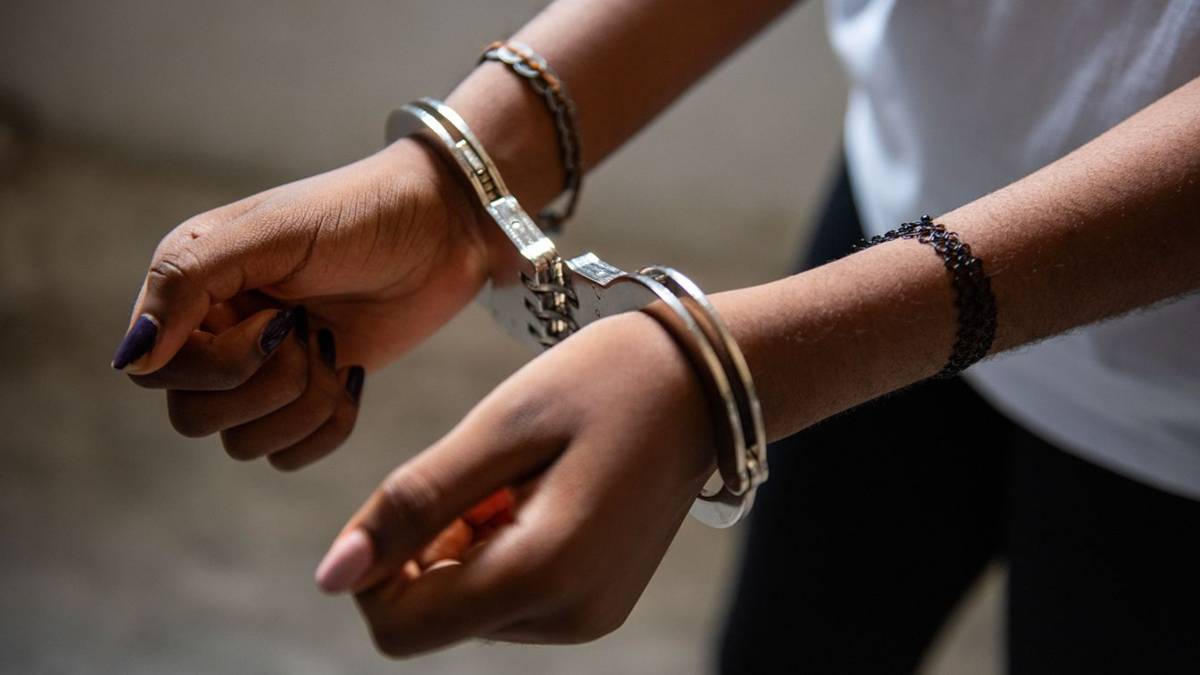 Bilincsben a csaló és strómanjai. A kiemelt kép illusztráció. (Fotó: Police.hu)