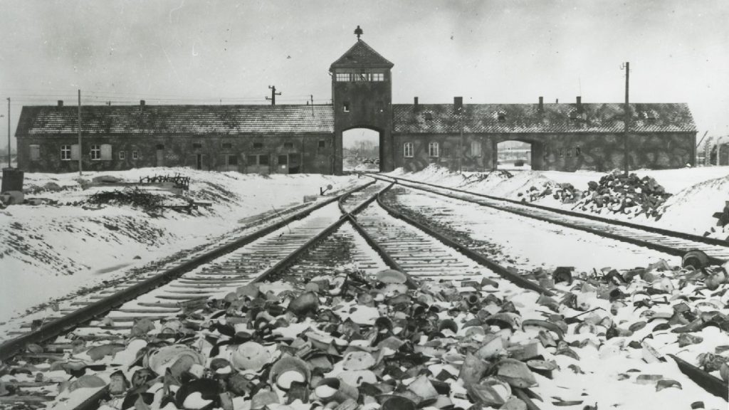 Az Auschwitz-Birkenau Emlékhely és Múzeum által kiadott fényképen a kirakodó rámpa és a „halál kapujának” nevezett főkapu látható az egykori német náci koncentrációs táborban, a lengyelországi Auschwitz-Birkenauban, 1945 február-márciusában (Fotó: EPA/Stanislaw Mucha)