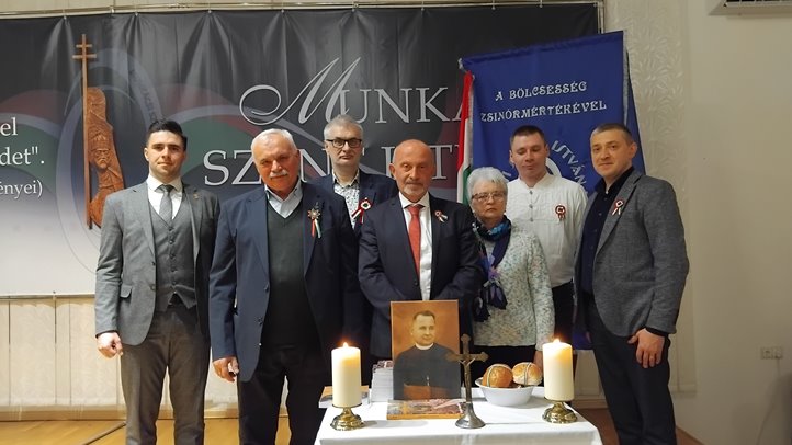 Zenés-irodalmi összeállítás a Munkácsi Szent István Líceumban -  Könyvbemutató és ünnepi megemlékezés