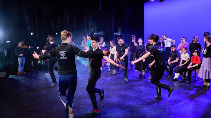 Közös ég alatt - Gyimesi fiatalok egy színpadon a Magyar Állami Népi Együttessel. Hrotkó Bálint fotója