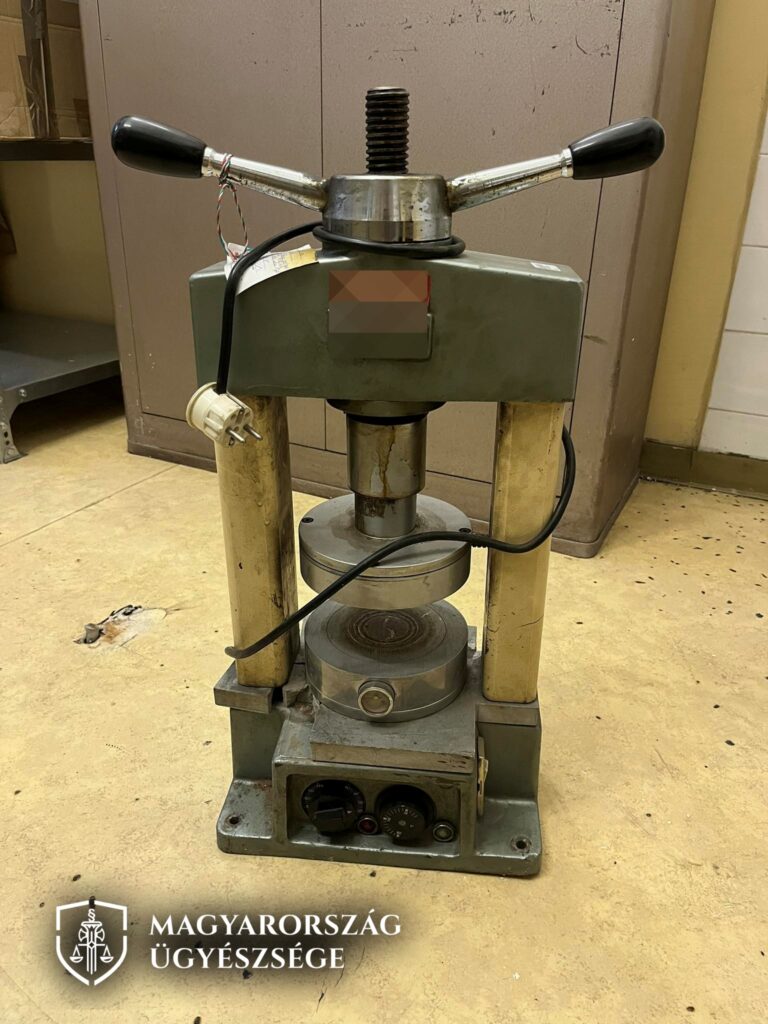 A fotón a lefoglalt présgép látható.