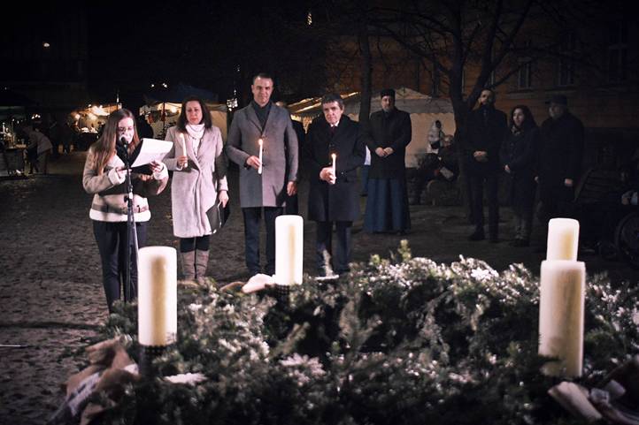 Közös gyertyagyújtás Beregszász főterén - Fellobbant a hit lángja