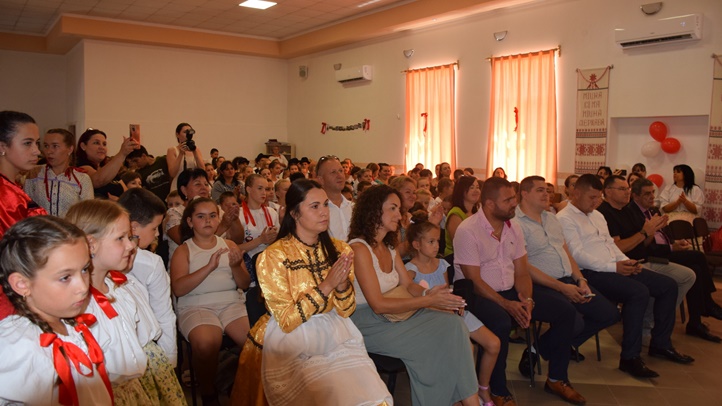 II. KárpátHáz Fiesta Badalóban - A néptánctanulás mellé citeraoktatás. Fotó: Kárpátinfo/Kovács Elemér