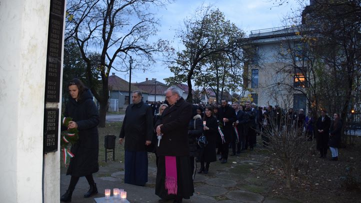 A málenykij robot áldozataira emlékeztek Beregszászon - Főhajtás imával, névsorolvasással, gyertyás felvonulással. Fotó: Kárpátinfó/ Kovács Elemér