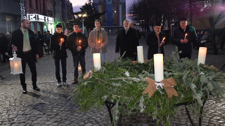 Beregszászban is fellobban az öröm gyertyájának lángja - Közös kántálás és a betlehemi békeláng átadása. Fotó: Kárpátinfó/ Kovács Erzsébet