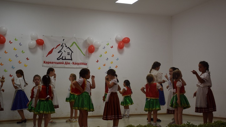 II. KárpátHáz Fiesta Badalóban - A néptánctanulás mellé citeraoktatás. Fotó: Kárpátinfo/Kovács Elemér