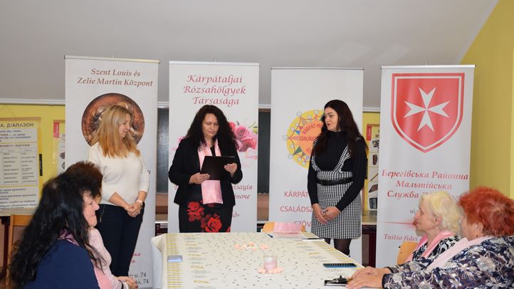 Emléktábla és újabb rózsahölgyek avatása Beregszászban - Akit szeretünk, azt nem felejtjük. Fotó: Kárpátinfó/ Kovács Erzsébet