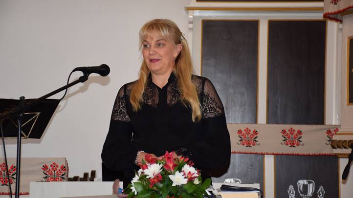 Anyák napi csendesdélután Nagyberegen - Anya a kereszt alatt. Fotó: Kárpátinfó/ Kovács Erzsébet