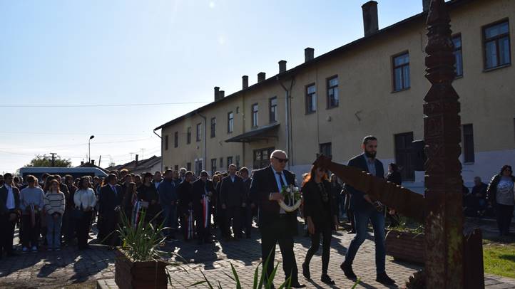 ’56 emléke előtt tisztelegtek Beregszászban - A múlt kötelez – a bátraknak tisztelet. Fotó: Kárpátinfó/ Kovács Erzsébet