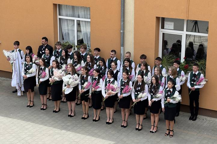 Jubileumi ballagási ünnepség a Nagydobronyi Református Líceumban - Induljatok hittel, reménységgel, szeretettel. Fotók: Nagydobronyi Református Líceum honlapja