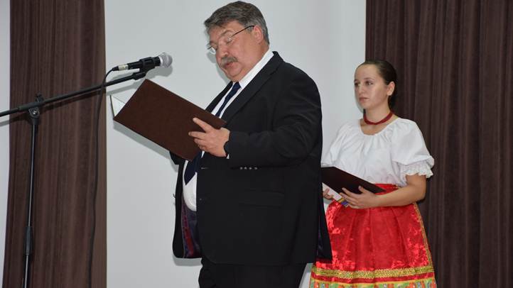 Pajtaszínházat avattak Mezőgecsében - Rombolás helyett építkezés. Fotó: Kárpátinfó/ Kovács Elemér