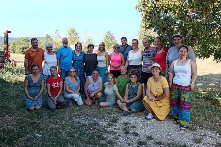 Csoportkép az V. Kárpát-medencei Népmesemondó Találkozó utolsó napján a legkésőbb távozókról. Fotó: Meseszó Egyesület