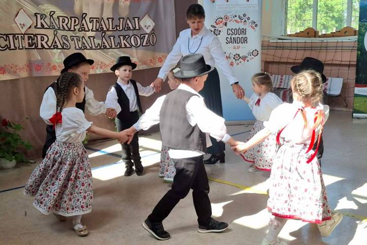 Kárpátaljai citerások találkozója, másodszor - Örömzenélés Sárosorosziban