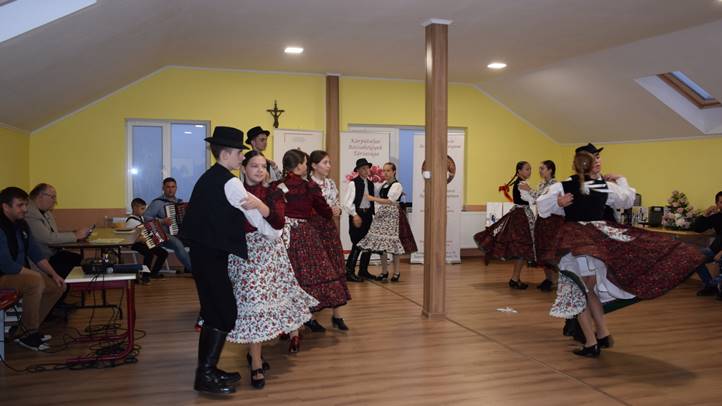 Családi délután a rózsahölgyek szervezésében - Híd a generációk között. Fotó: Kárpátinfó/ Kovács Erzsébet