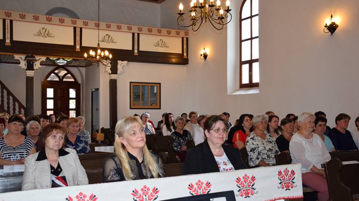 Anyák napi csendesdélután Nagyberegen - Anya a kereszt alatt. Fotó: Kárpátinfó/ Kovács Erzsébet