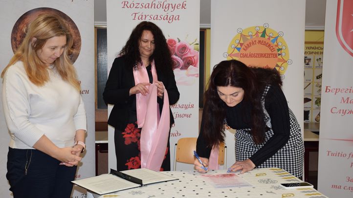 Emléktábla és újabb rózsahölgyek avatása Beregszászban - Akit szeretünk, azt nem felejtjük. Fotó: Kárpátinfó/ Kovács Erzsébet