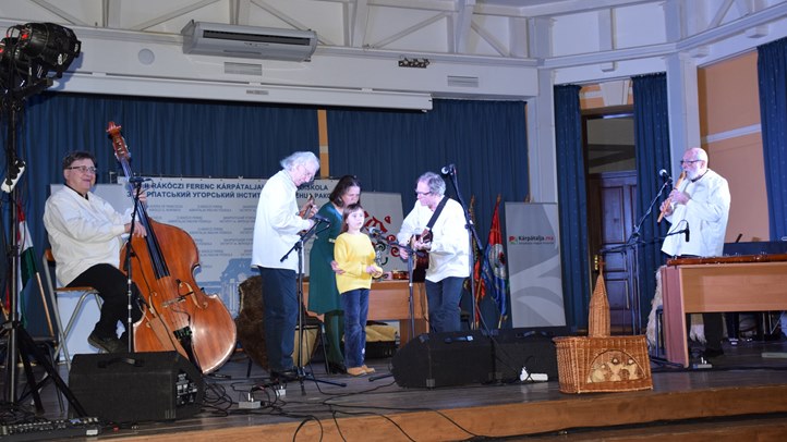 Közös advent Beregszászban Kaláka koncerttel - Fellobbant a remény lángja. Fotó: Kárpátinfó/ Kovács Erzsébet