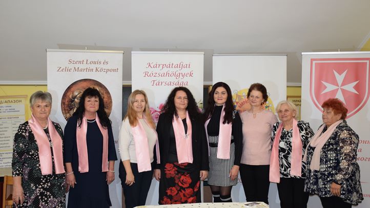 Emléktábla és újabb rózsahölgyek avatása Beregszászban - Akit szeretünk, azt nem felejtjük. Fotó: Kárpátinfó/ Kovács Erzsébet