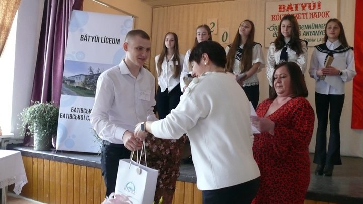 Költészetnapi szavalóverseny Bátyúban - „Légy egy fűszálon a pici él”. Fotó: Kárpátinfó/ Kovács Erzsébet