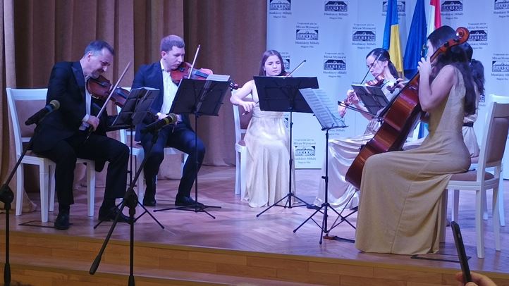 Földessy Péter és unokája jubileumi kiállítása Munkácson - „És lőn este, és lőn reggel” Fotó: Kárpátinfó/ Kovács Erzsébet