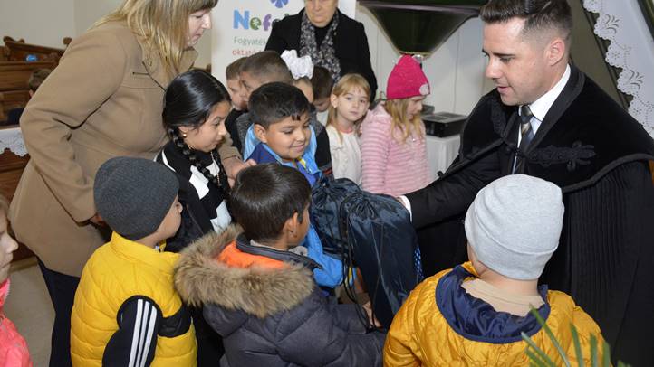 Tanévnyitó istentisztelet Mezőváriban - Neveld a gyermeket a neki megfelelő módon