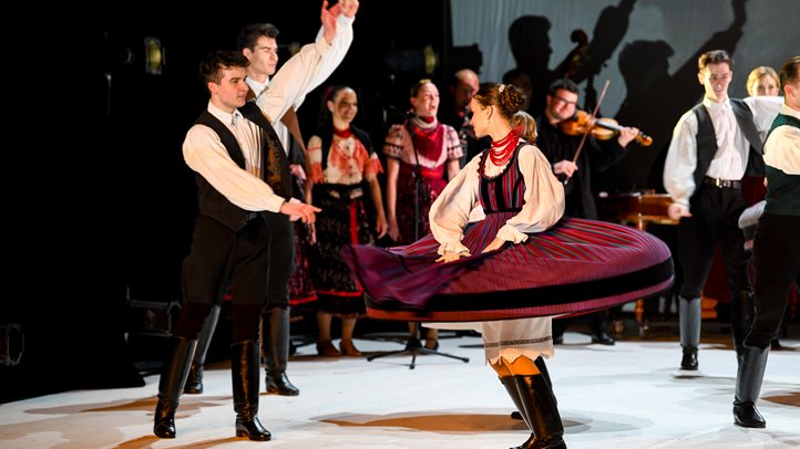 Szatmári tánckör, azaz Körtánc - A Magyar Állami Népi Együttes fellépése Szatmárnémetiben. Czinzel László fotója