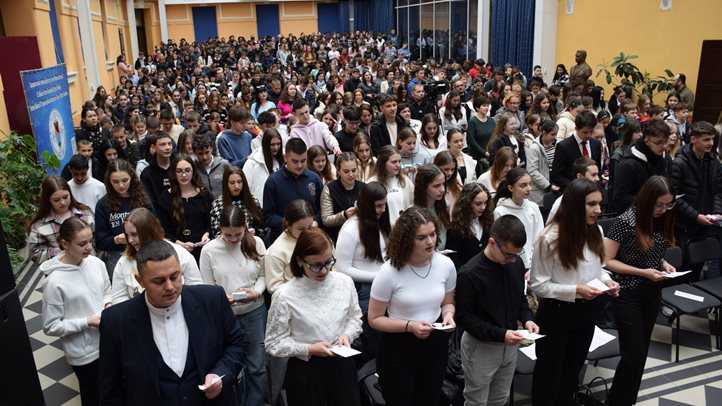 Vers a tér(b)en. Villámcsődület a Rákóczi Főiskolán több mint 600 résztvevővel - Temetők helyett életet. Fotó: Kárpátinfó/ Kovács Elemér