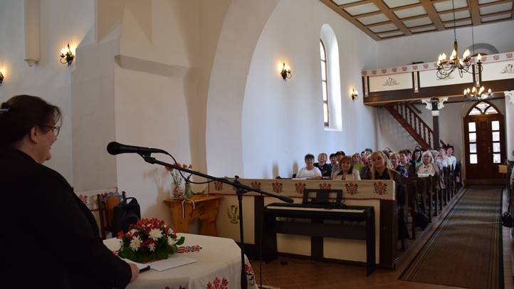 Anyák napi csendesdélután Nagyberegen - Anya a kereszt alatt. Fotó: Kárpátinfó/ Kovács Erzsébet