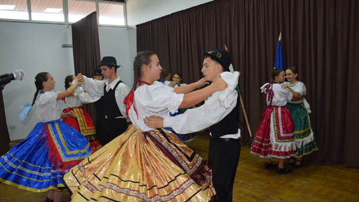 Pajtaszínházat avattak Mezőgecsében - Rombolás helyett építkezés. Fotó: Kárpátinfó/ Kovács Elemér