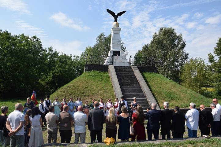 Csöndes főhajtás a tiszaújlaki turulmadaras emlékműnél - Rákóczi, a magyar szabadság- és hazaszeretet jelképe