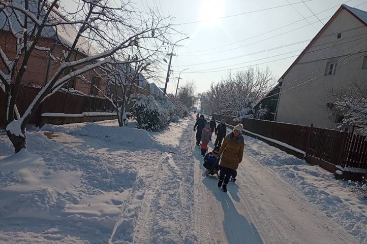 Szánkóznak a beregardói hittanos gyerekek