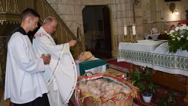 Ünnepi szentmise a beregszászi római katolikus templomban - Első királyunk emlékezete, az új kenyér megáldása