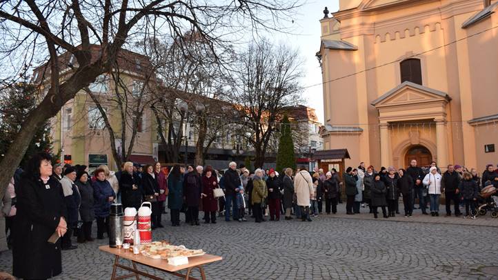 Meggyújtották advent első gyertyáját - A hit lángja hív: bízzunk a jövőben. Fotó: Kárpátinfó/ Kovács Erzsébet