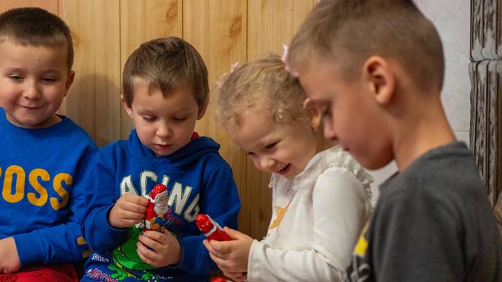 A Felső-Tisza-vidéken is segített az MRSZ - Élelmiszercsomag és cipősdobozba zárt szeretet.  Fotó: MRSZ sajtoszolgálata