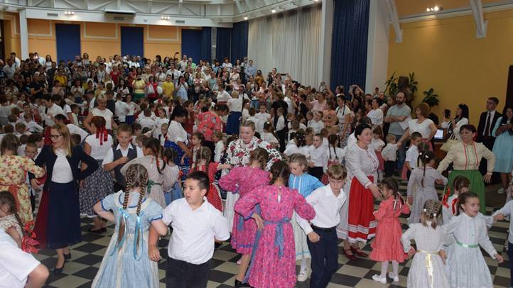 Az összetartozás tánca Beregszászban - Trianonra felelet: összetartozunk