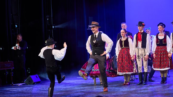 Közös ég alatt - Gyimesi fiatalok egy színpadon a Magyar Állami Népi Együttessel. Hrotkó Bálint fotója