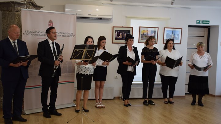 35 éves a Keresztény Értelmiségiek Szövetsége: fotókiállítás a beregszászi konzulátuson - Hűséggel és tettreKÉSZen. Fotó: Kárpátinfo/Kovács Elemér