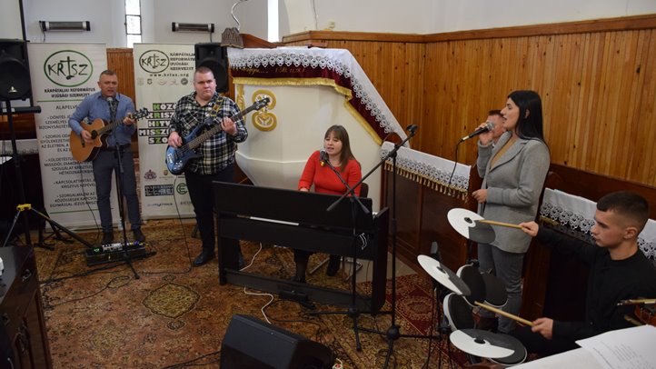 A KRISZ dicsőítő délutánja Beregardóban - Élő kapcsolatban Istennel. Fotó: Kárpátinfó/ Kovács Elemér