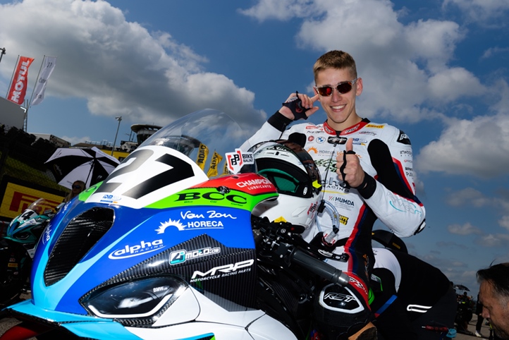 A 21 éves motoros a világ egyik legerősebb bajnokságának Superbike kategóriájában az első futamon a 6., míg a második versenyen a 7. helyen végzett.Fotó: Henk Teerink, Damon Teerink