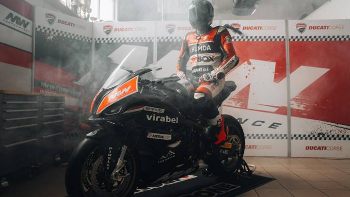 Sachsenringen kezdi meg az idei IDM-szereplését a H-Moto UNI Győr Team két motorosa, Kovács Bálint és Görbe Soma. Fotó: H-Moto UNI Győr Team