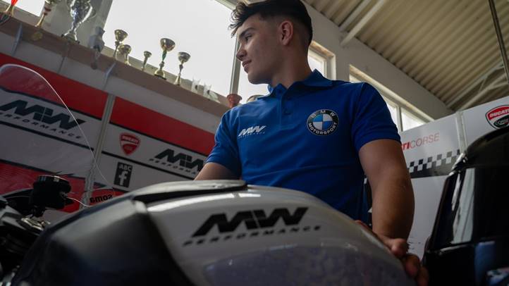 Sachsenringen kezdi meg az idei IDM-szereplését a H-Moto UNI Győr Team két motorosa, Kovács Bálint és Görbe Soma. Fotó: H-Moto UNI Győr Team