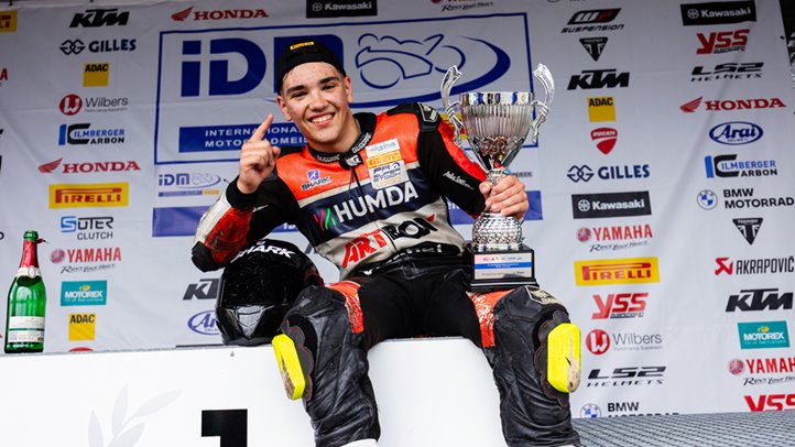 Ismét verhetetlen volt a H-Moto UNI Győr Team motorosa, Görbe Soma, aki hat viadalból hatszor végzett az első helyen az IDM Pro Superstock 1000-es kategóriájában.  Fotó: Racing Passion Photography - Damon Teerink