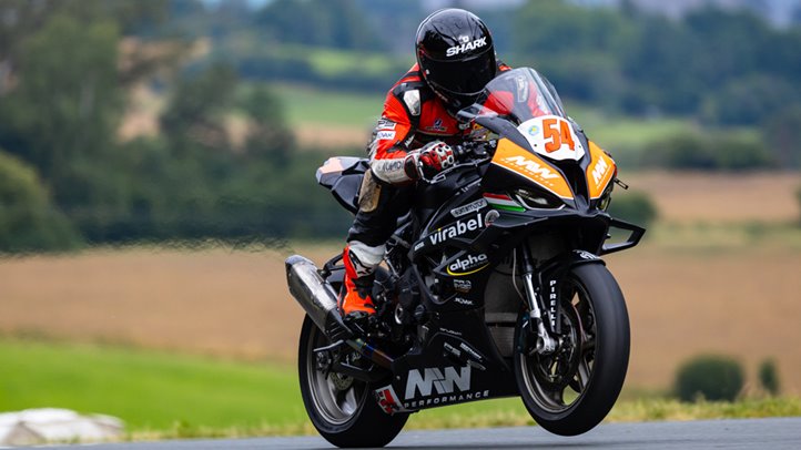 Ismét verhetetlen volt a H-Moto UNI Győr Team motorosa, Görbe Soma, aki hat viadalból hatszor végzett az első helyen az IDM Pro Superstock 1000-es kategóriájában.  Fotó: Racing Passion Photography - Damon Teerink