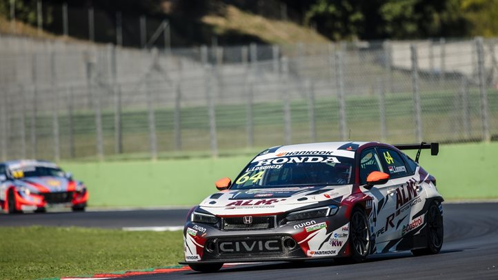 Az olasz bajnokságban is futamot nyert a túraautós Losonczy Levente. Fotó: AL Motorsport Photography