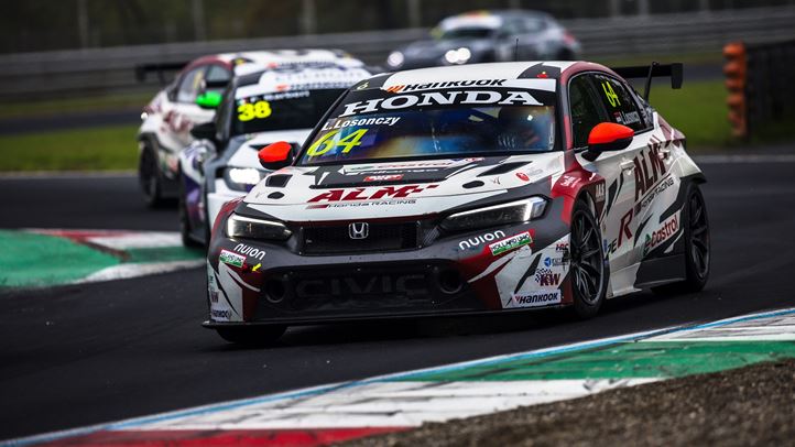 Az olasz bajnokságban is csapatbajnoki címet nyert a túraautós Losonczy Levente.  Fotó: AL Motorsport Photography