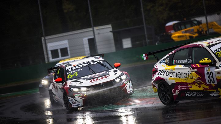 Az olasz bajnokságban is csapatbajnoki címet nyert a túraautós Losonczy Levente.  Fotó: AL Motorsport Photography