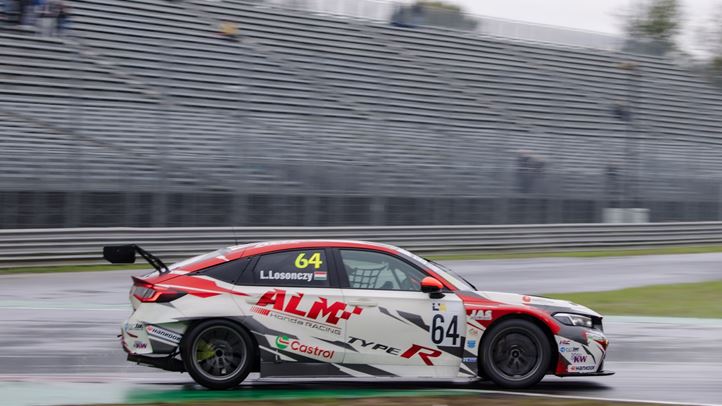 Az olasz bajnokságban is csapatbajnoki címet nyert a túraautós Losonczy Levente.  Fotó: AL Motorsport Photography