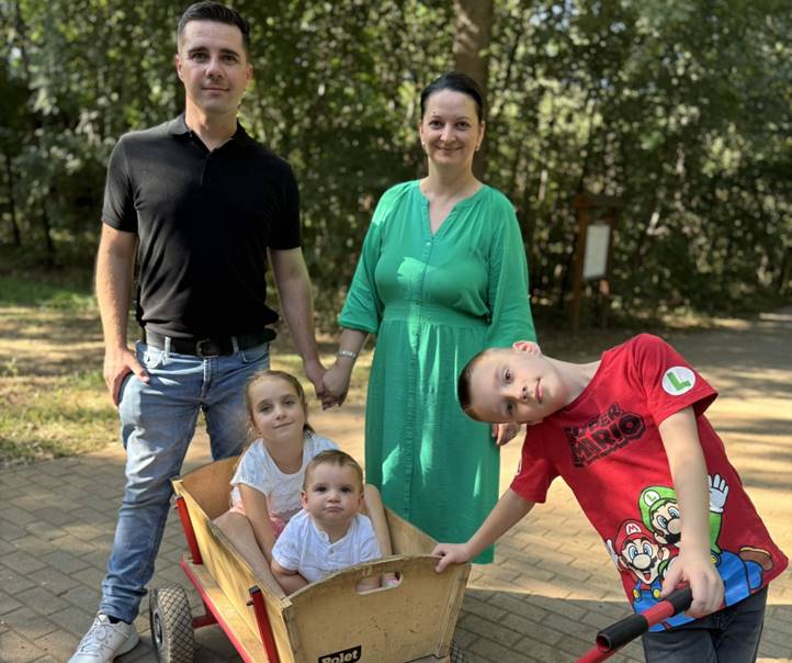 Menyhárt István mezővári lelkész családjával
