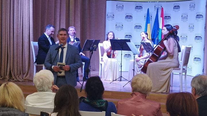 Földessy Péter és unokája jubileumi kiállítása Munkácson - „És lőn este, és lőn reggel” Fotó: Kárpátinfó/ Kovács Erzsébet