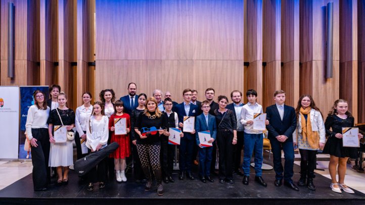 A Virtuózok nemzetközi komolyzenei tehetségkutató verseny idén jubilál: immár tíz éve fedezi fel és támogatja a klasszikus zene ifjú tehetségeit.
